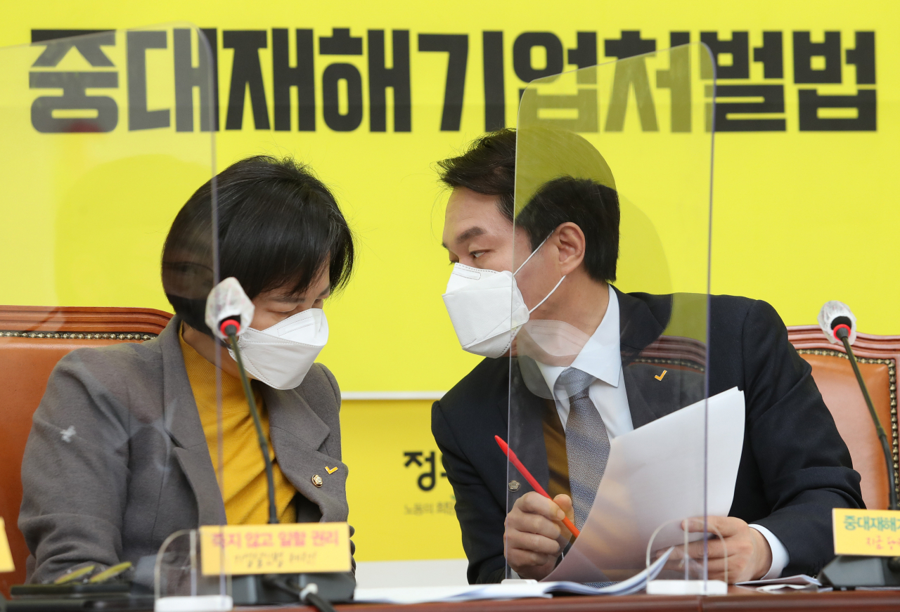 김종철 정의당 대표(오른쪽)와 강은미 원내대표가 25일 국회에서 열린 상무위원회에서 논의하고 있다. 이상섭 기자 babtong@heraldcorp.com