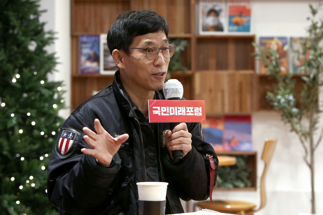 진중권 전 동양대 교수가 지난 20일 서울 여의도 정치문화 플랫폼 카페 '하우스'에서 국민의힘 황보승희, 국민의당 권은희 의원 공동 주최로 열린 국민미래포럼 세미나에서 '탈진실의 시대'를 주제로 특강하고 있다. [연합]