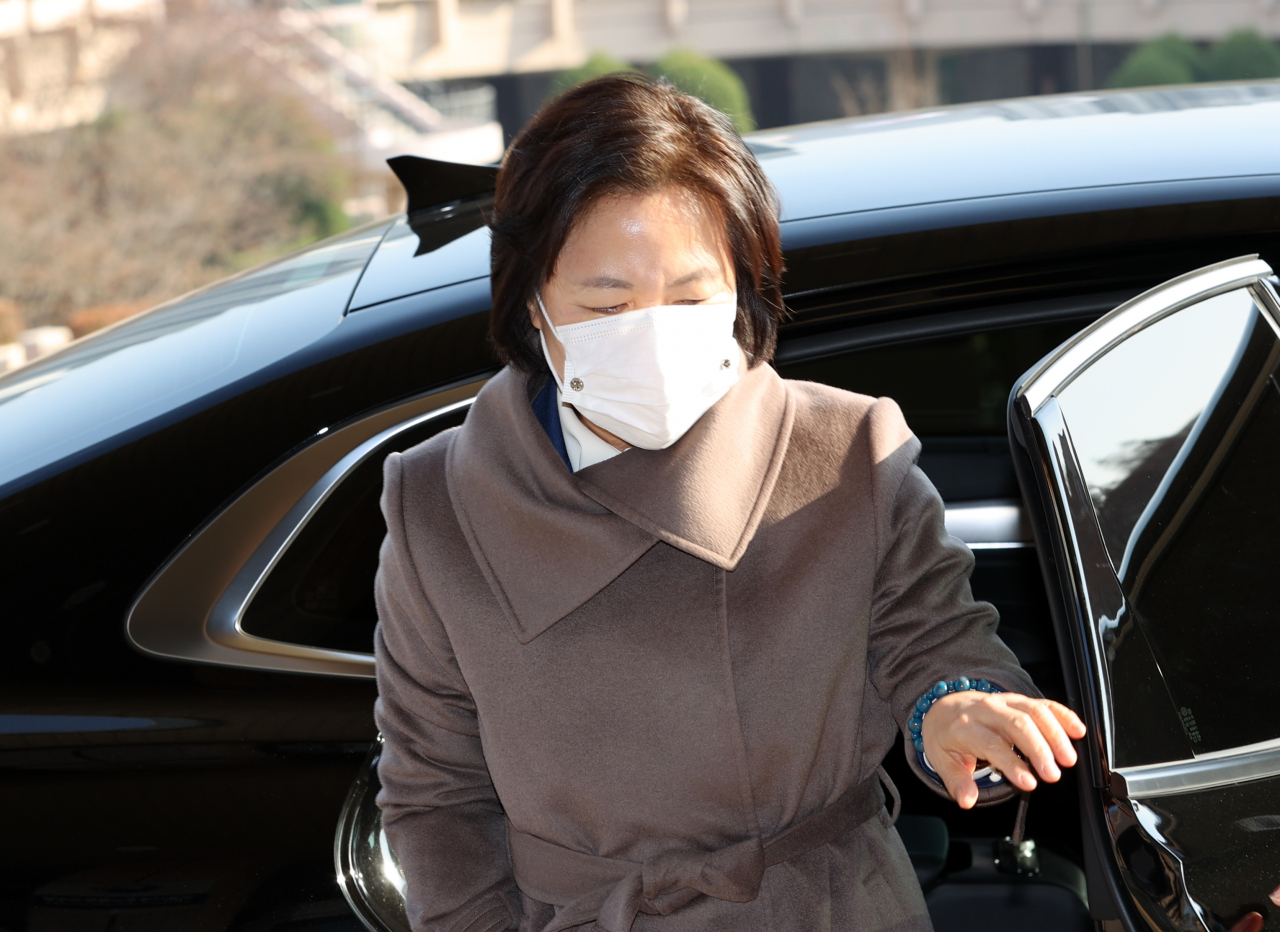 추미애 법무부 장관이 26일 오후 정부과천청사로 들어서고 있다. [연합]