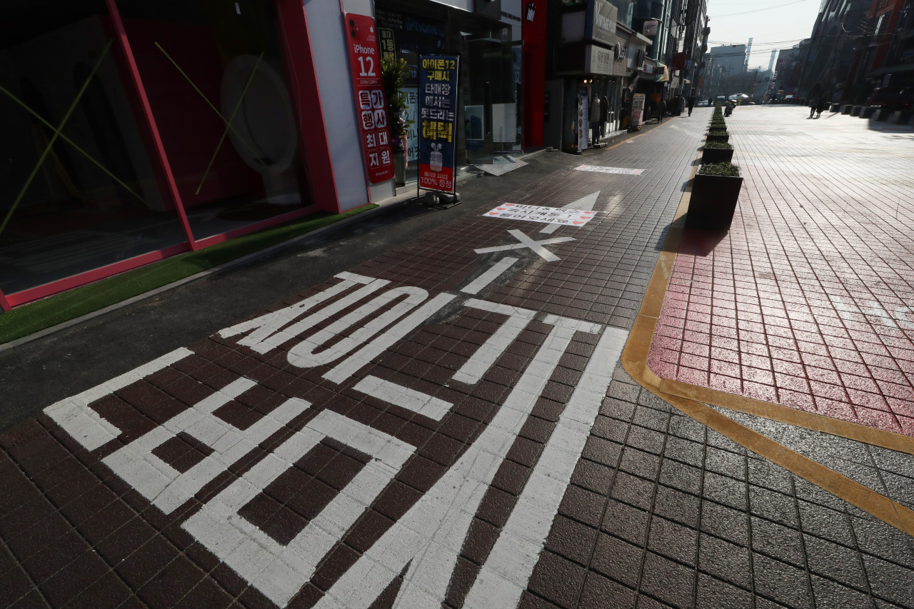 A street in Hongdae, a usually busy district in Seoul, appears empty on Thursday, when the daily new infections surged to a 8-month high. (Yonhap)