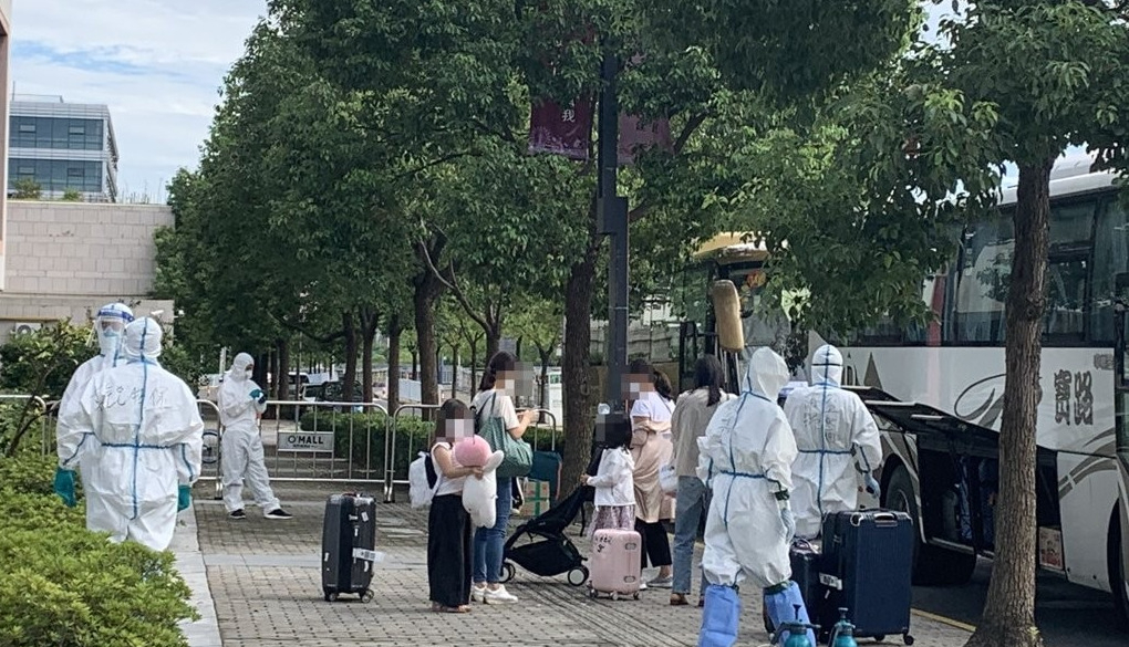 지난 8월 전세기로 중국 상하이에 온 한국 교민들[상하이 한국상회 제공.연합]