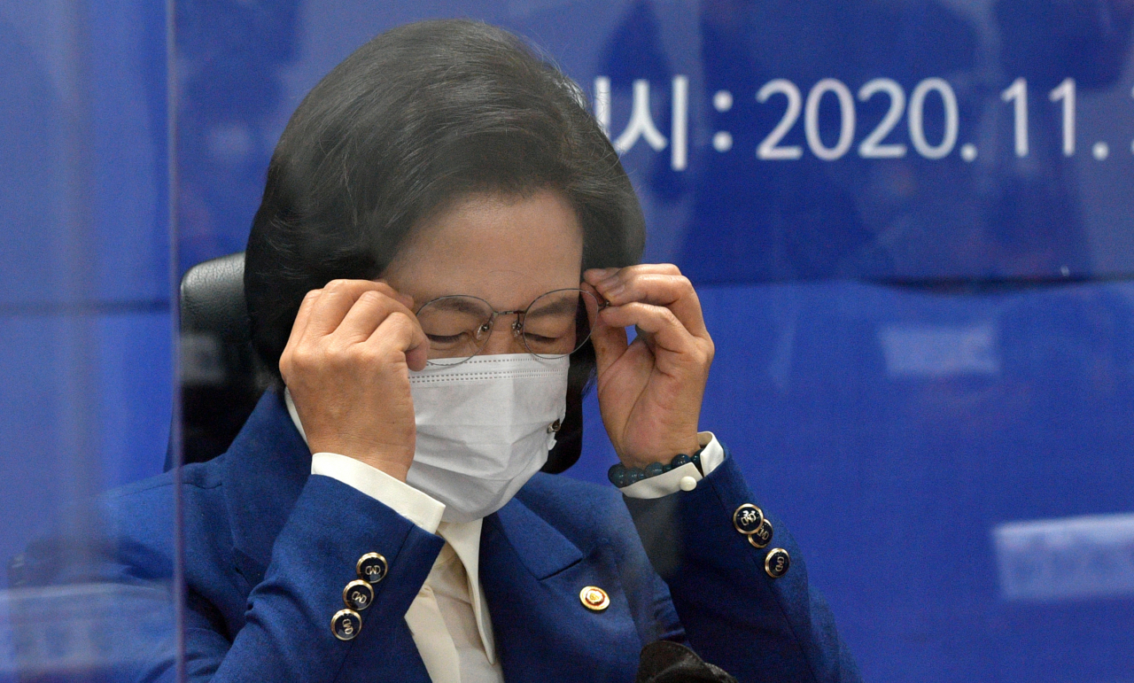 추미애 법무부 장관이 26일 국회에서 열린 '친인권적 보안처분제도 및 의무이행소송 도입 당정협의'에 참석, 안경을 쓰고 있다. [연합]