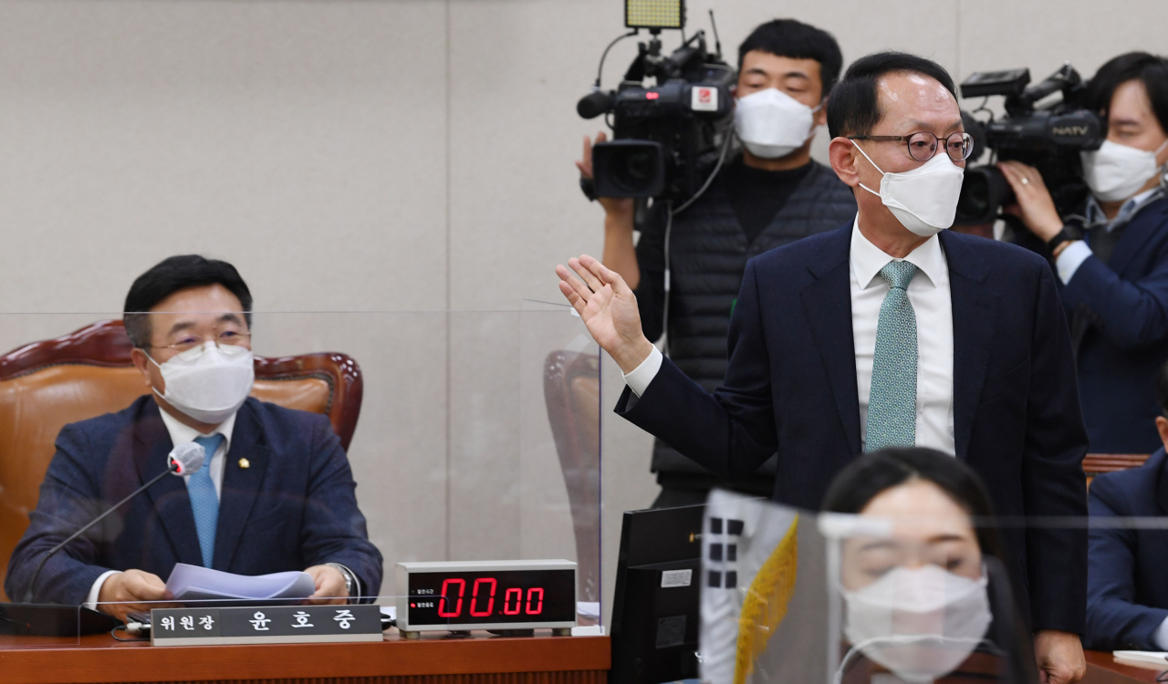 국회 법제사법위원회 국민의힘 김도읍 간사(오른쪽)가 26일 국회에서 열린 법사위 전체회의에서 윤호중 위원장과 대화를 나눈 뒤 손사래 치며 자리를 떠나고 있다.[연합]