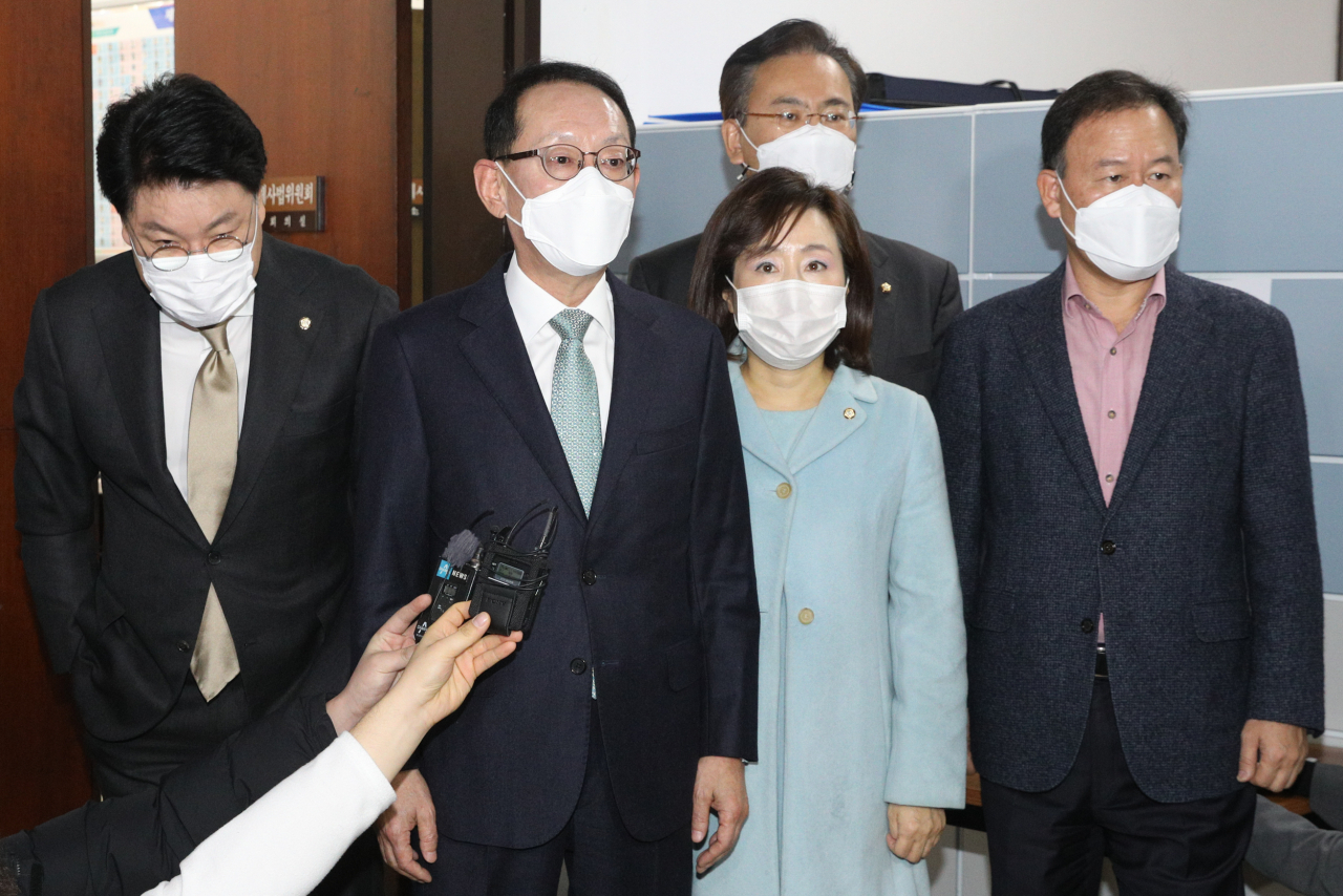 국민의힘 소속 김도읍 법사위 간사와 법사위원들이 26일 서울 여의도 국회에서 윤호중 법사위원장을 항의방문하기에 앞서 취재진들의 질문에 답하고 있다. [연합]