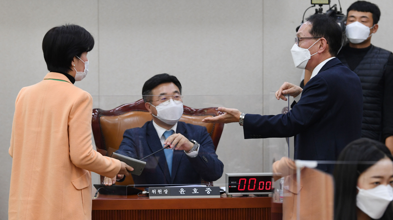 국회 법제사법위원회 윤호중 위원장(가운데)과 국민의힘 김도읍 간사(오른쪽), 더불어민주당 백혜련 간사가 26일 오전 서울 여의도 국회에서 열린 법사위 전체회의에서 대화하고 있다. [이상섭 기자/babtong@heraldcorp.com]