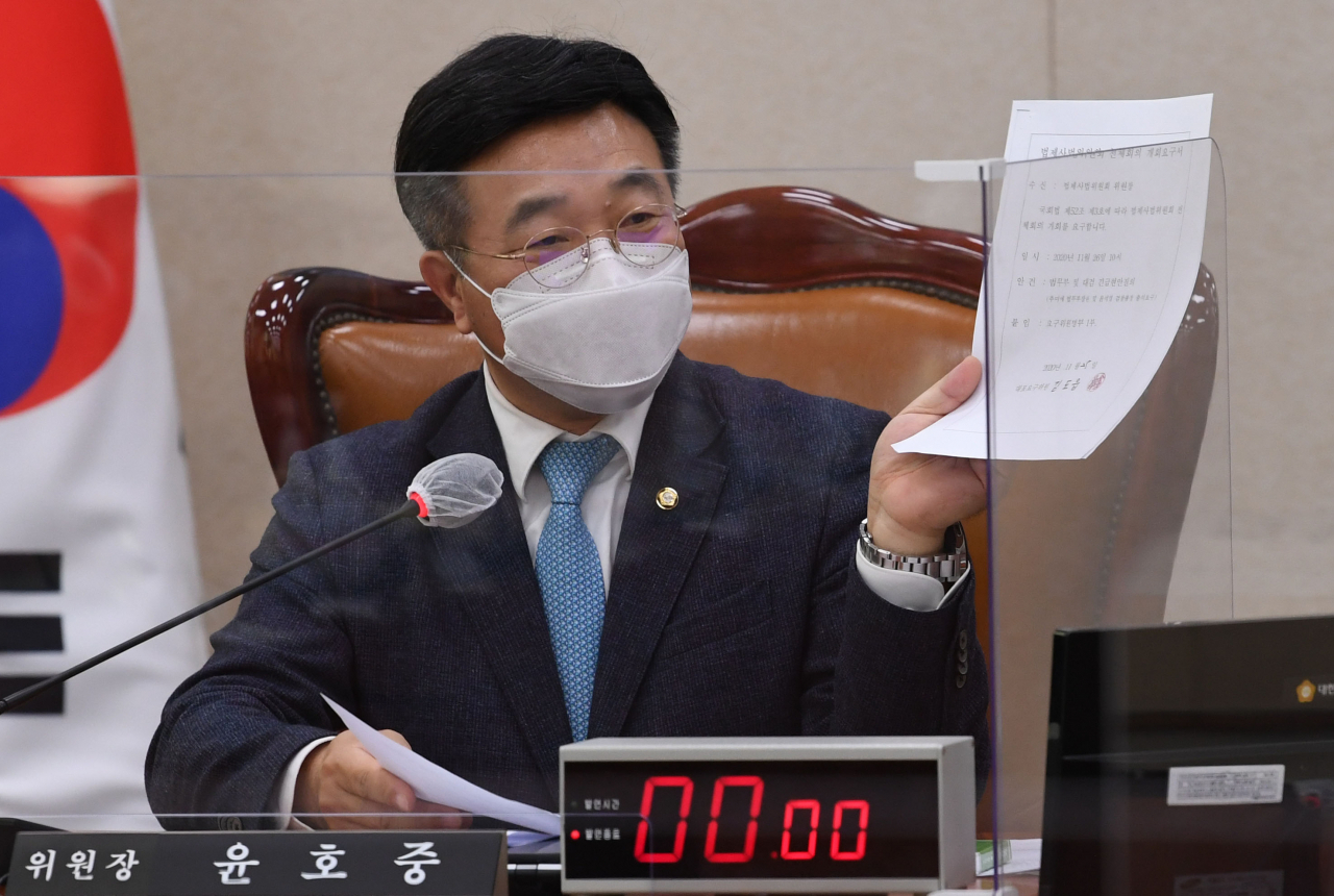 국회 법제사법위원회 윤호중 위원장이 26일 국회에서 열린 법사위 전체회의에서 국민의힘 김도읍 간사가 제출한 개회요구서를 보이며 발언하고 있다. [이상섭 기자/babtong@heraldcorp.com]