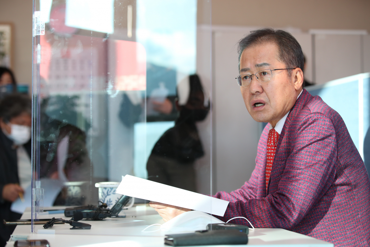 홍준표 무소속 의원(대구 수성구을)이 20일 오후 대구 수성구에 있는 자신의 지역구사무실에서 긴급 기자간담회를 하고 있다. [연합]