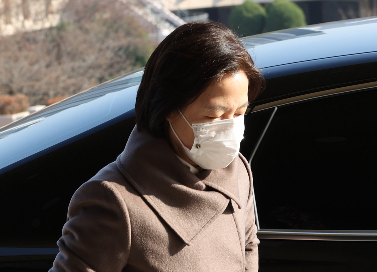 추미애 법무부 장관이 26일 오후 정부과천청사로 들어서고 있다. [연합]