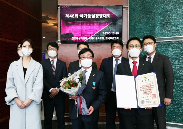 지난 19일 제46회 국가품질경영대회에서 철탑산업훈장을 받은 DB손보 대표 김정남(가운데) 부회장.