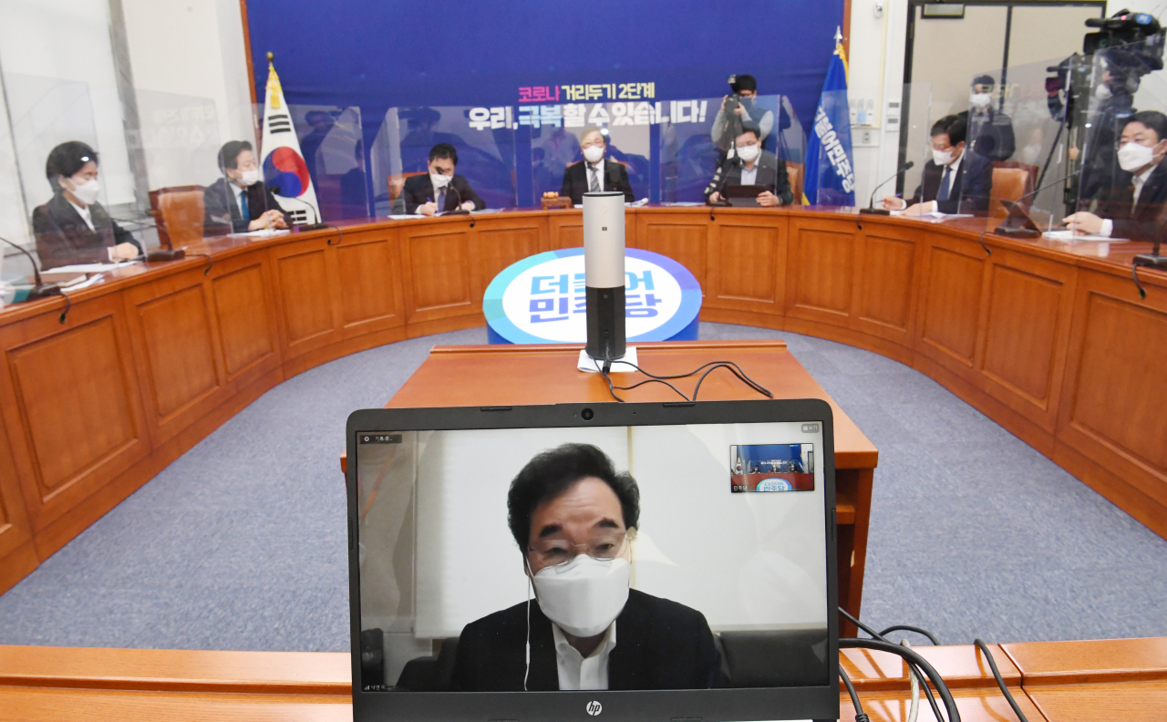 이낙연 더불어민주당 대표가 25일 서울 여의도 국회에서 열린 최고위원회의에 화상으로 참석, 윤석열 검찰총장 관련 발언을 하고 있다. 이상섭 기자 babtong@heraldcorp.com