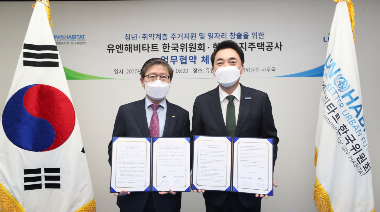 ‘청년·취약계층의 주거지원 및 일자리 창출을 위한 업무협약’에 참석한 변창흠 한국토지주택공사(LH) 사장(왼쪽)과 박수현 유엔해비타트(UN-Habitat) 한국위원회 회장 [LH 제공]