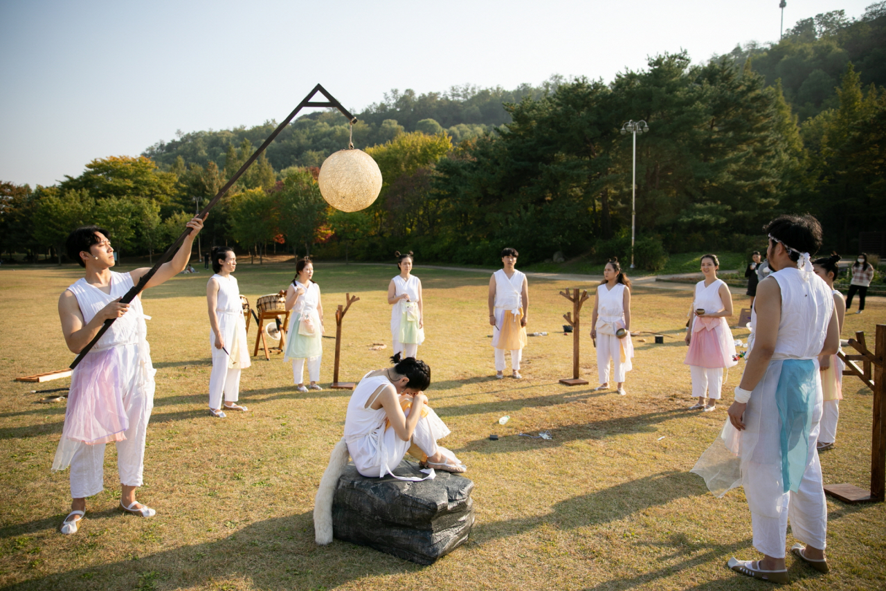 한 가운데 360도 VR카메라를 설치하고 촬영 중인 '이솝우화' [마포문화재단 제공]