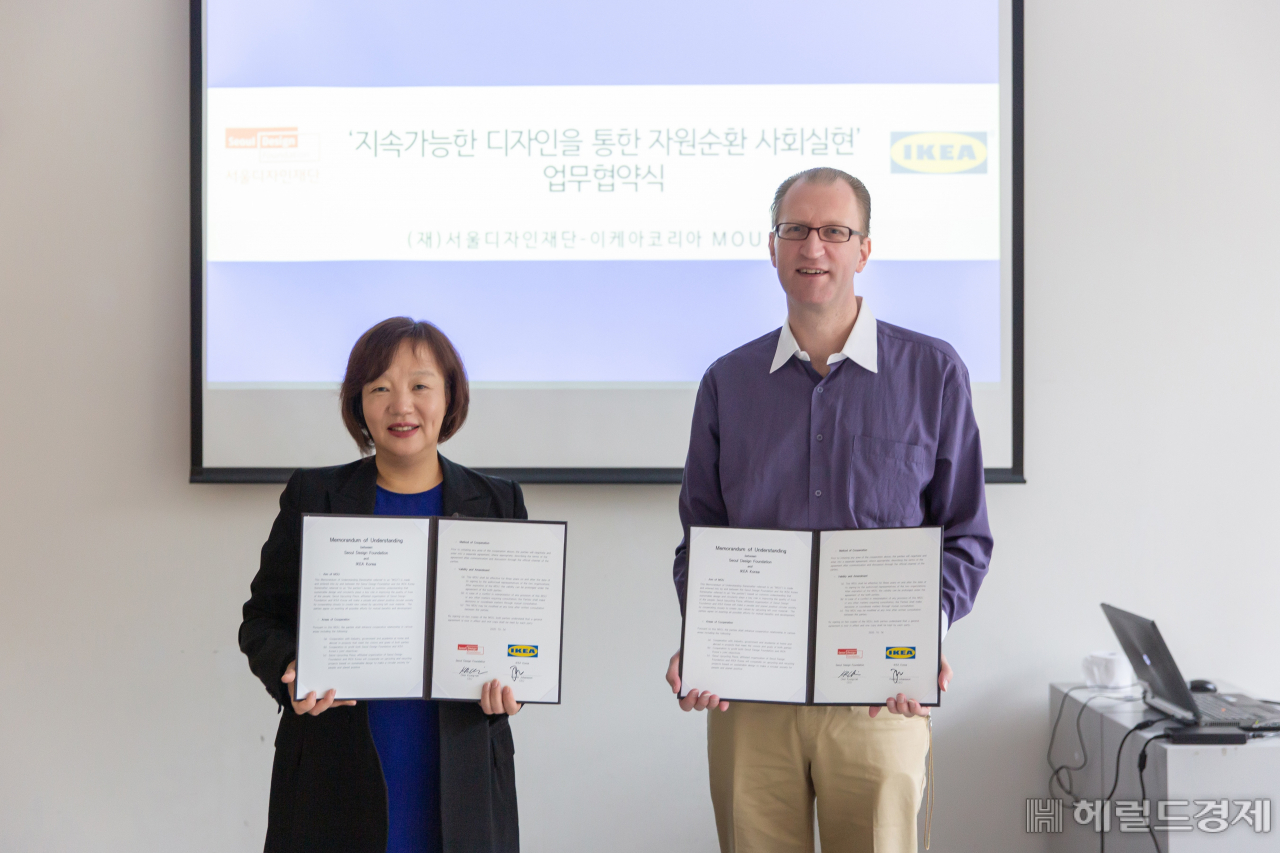 최경란(왼쪽) 서울디자인재단 대표와 프레드릭 요한손 이케아 코리아 대표가 업무협약을 체결한 뒤 기념사진을 찍고 있다.[서울디자인재단 제공]