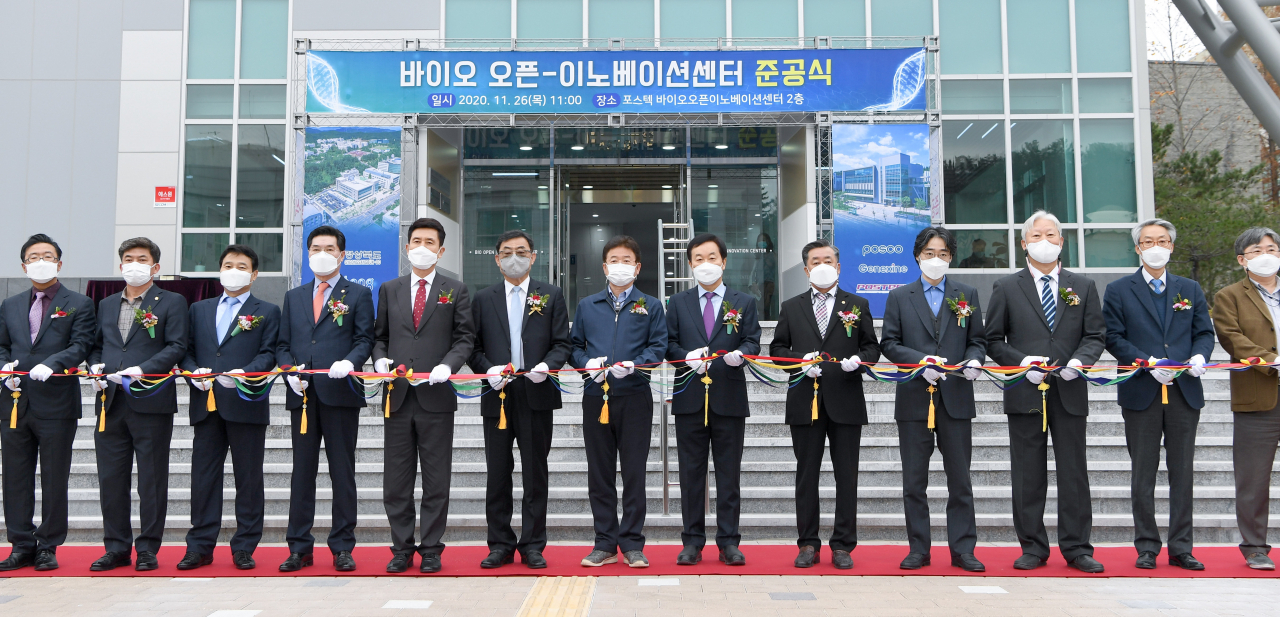 26일 ‘바이오 오픈 이노베이션 센터’ 준공식에 참석한 인사들이 테이프커팅을 하고 있다.[경북도 제공]