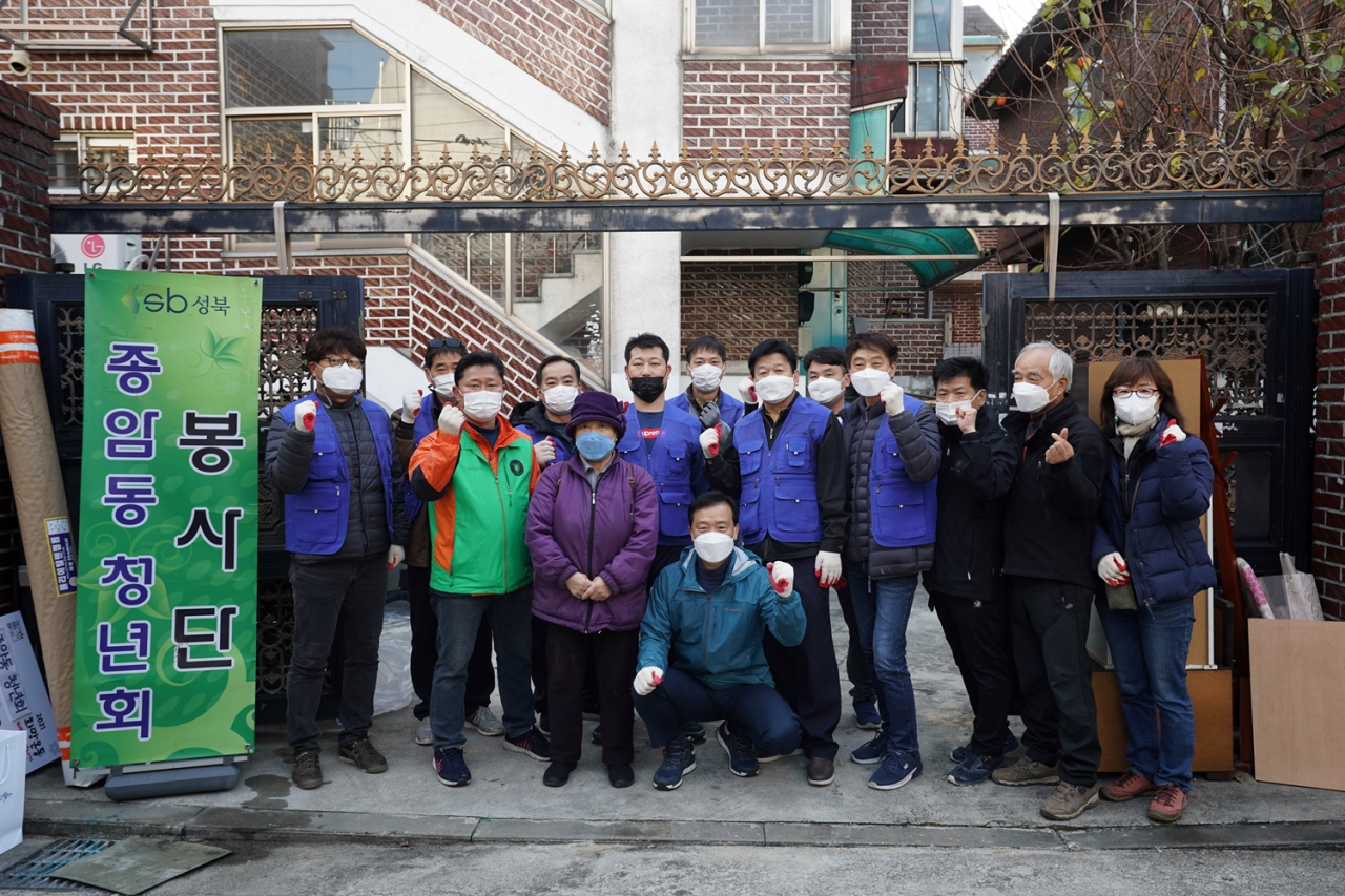 집수리 봉사 후 파이팅을 외치고 있는 이승로 성북구청장과 종암동청년회봉사단. [성북구 제공]