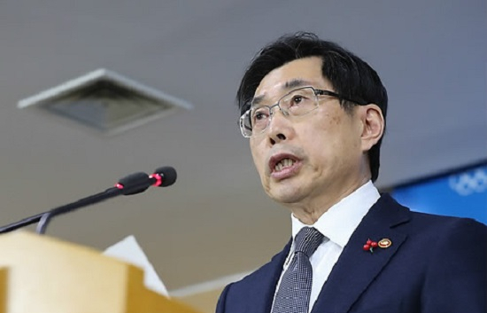 박상기 전 법무부 장관이 2017년 12월 문재인 정부 첫 특별사면을 발표하는 모습 [연합]