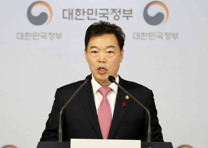 김오수 법무부 장관 직무대행이 지난해 12월30일 정부서울청사에서 열린 2020년 신년 특별사면 대상자를 발표하고 있는 모습. 문정부 세번째 특별사면 대상자 명단에 이광재, 곽노현 등 정치인들이 포함됐다. [연합]