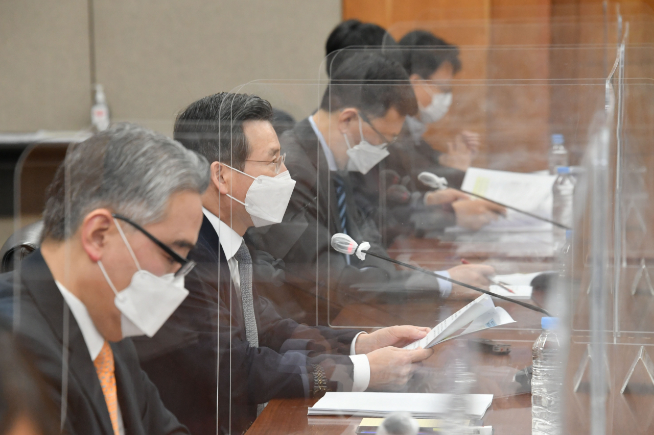 김용범 기획재정부 차관이 27일 서울 여의도 산업은행 별관 대회의실에서 혁신성장전략 및 정책 점검회의 겸 한국판뉴딜 점검 TF 회의를 주재하고 있다. 김 차관은 이 자리에서 국제곡물가 상승에 대응해 수급 상황반을 통한 모니터링을 강화하고 민간 전문업체의 해외공급망 등을 활용해 곡물을 안정적으로 확보하겠다고 밝혔다. [기획재정부 제공]
