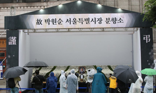 지난 7월 11일부터 사흘간 서울 중구 서울광장에 마련된 고(故) 박원순 전 서울시장의 시민분향소에서 시민들이 분향하고 있다. [연합]