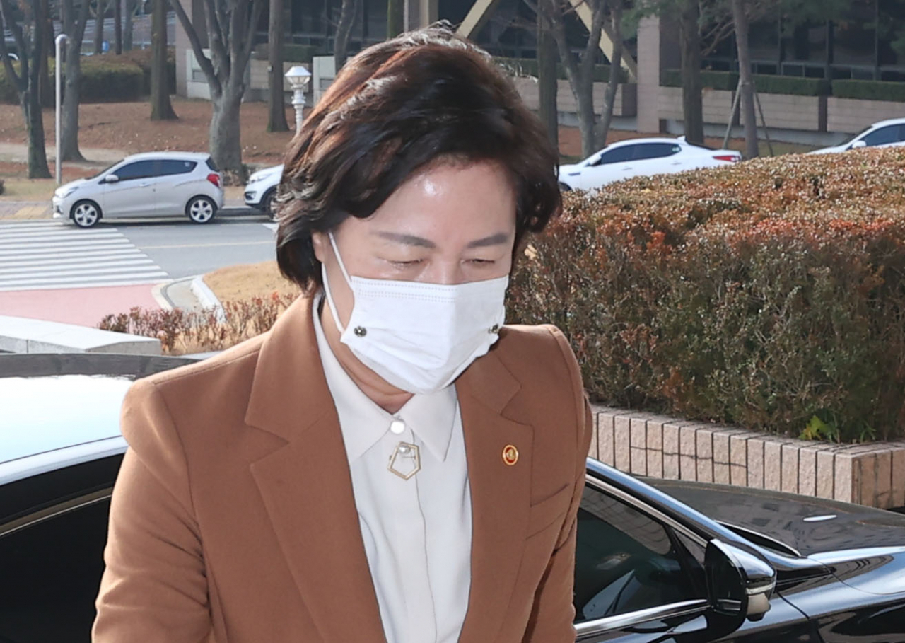 추미애 법무부 장관이 27일 경기도 정부과천청사로 출근하고 있다. [연합]