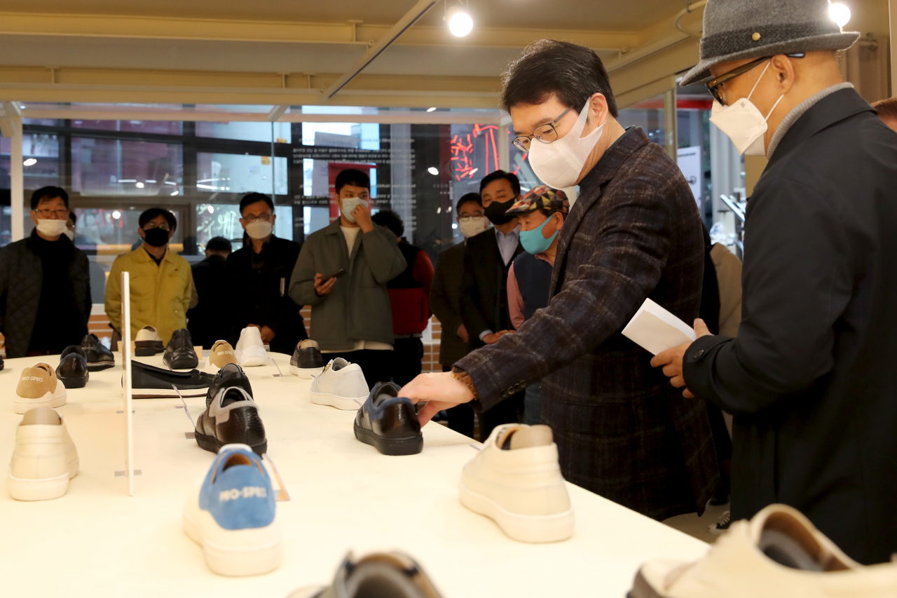 성수수제화 팝업스토어를 둘러보고 있는 정원오성동구청장. [성동구 제공]