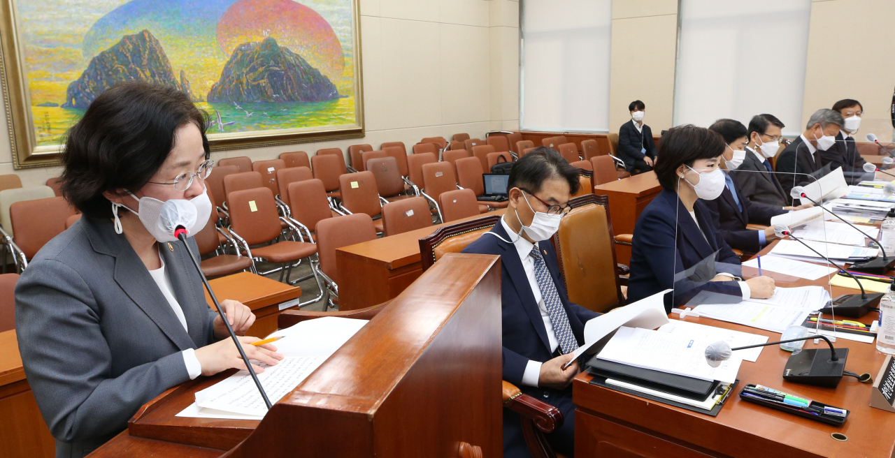 조성욱 공정거래위원장이 24일 오전 서울 여의도 국회에서 열린 정무위원회 전체회의에서 소관 법률에 대한 제안설명을 하고 있다. [연합]