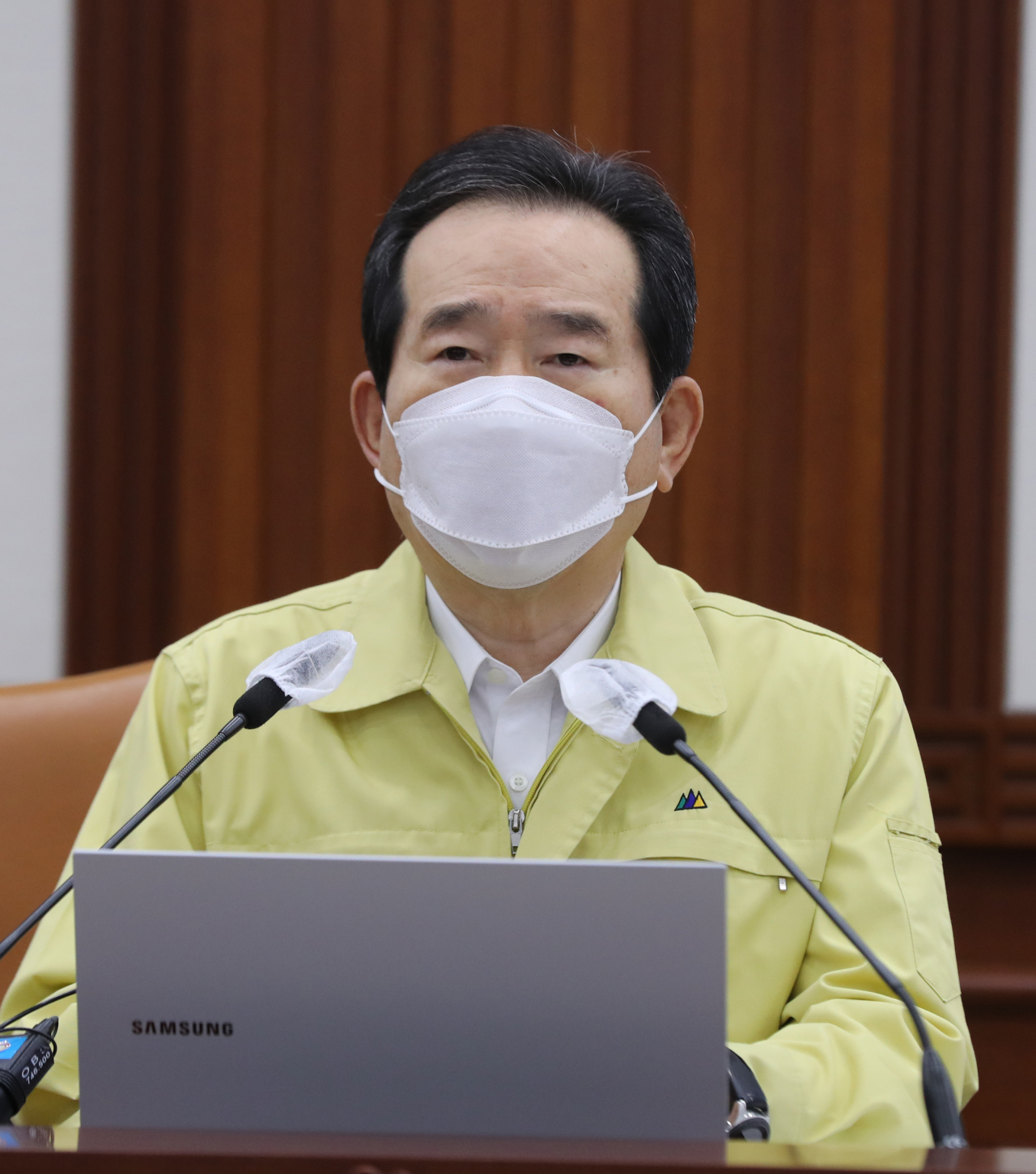 정세균 국무총리가 지난 27일 오전 정부서울청사에서 열린 코로나19 대응 중앙재난안전대책본부 회의에서 모두발언을 하고 있다.[연합]