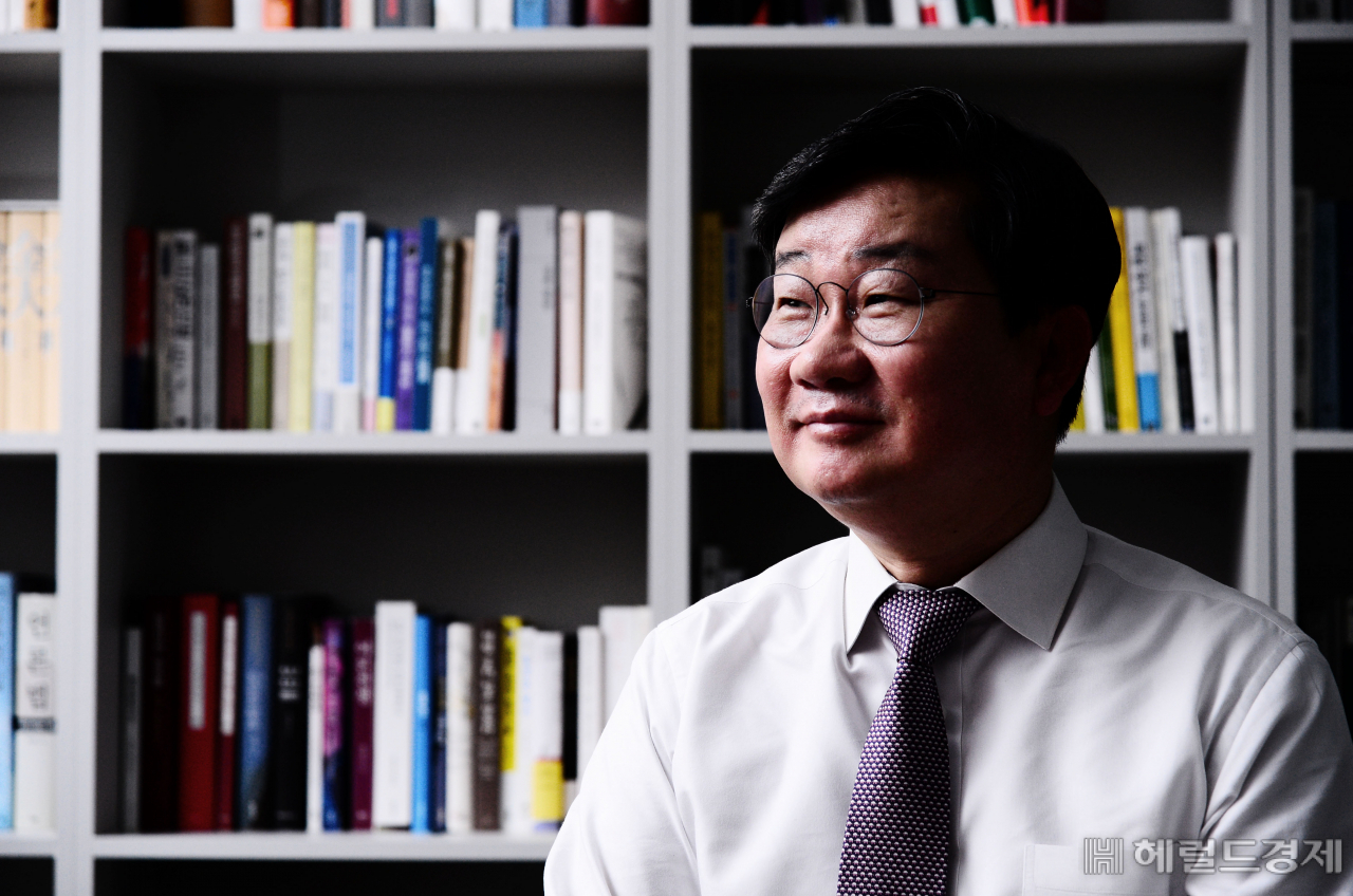 국회 정보위원장인 전해철 더불어민주당 의원을 25일 국회에서 만났다. 전 위원장은 이날 본지 인터뷰에서 북한의 동향과 남북미관계 등 상임위 소관 분야 현안과 당 내외 정치 이슈 및 대선 전망 등에 대해 의견을 밝혔다. 박해묵 기자 mook@heraldcorp.com