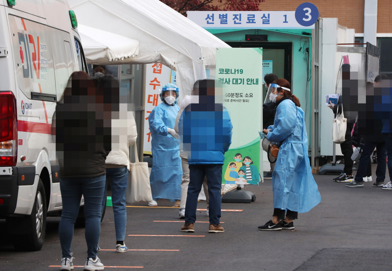 27일 오전 서울 중구 국립중앙의료원 선별진료소 앞이 검사를 받으려는 시민들로 붐비고 있다. [연합]