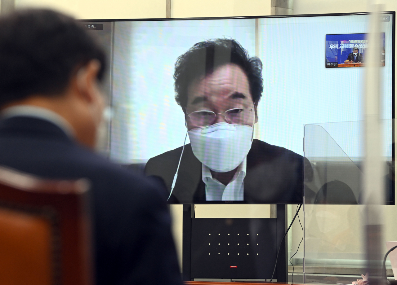 이낙연 더불어민주당 대표가 27일 오전 국회에서 열린 최고위원회의에서 화상으로 참석해 발언하고 있다. [이상섭 기자/babtong@heraldcorp.com]