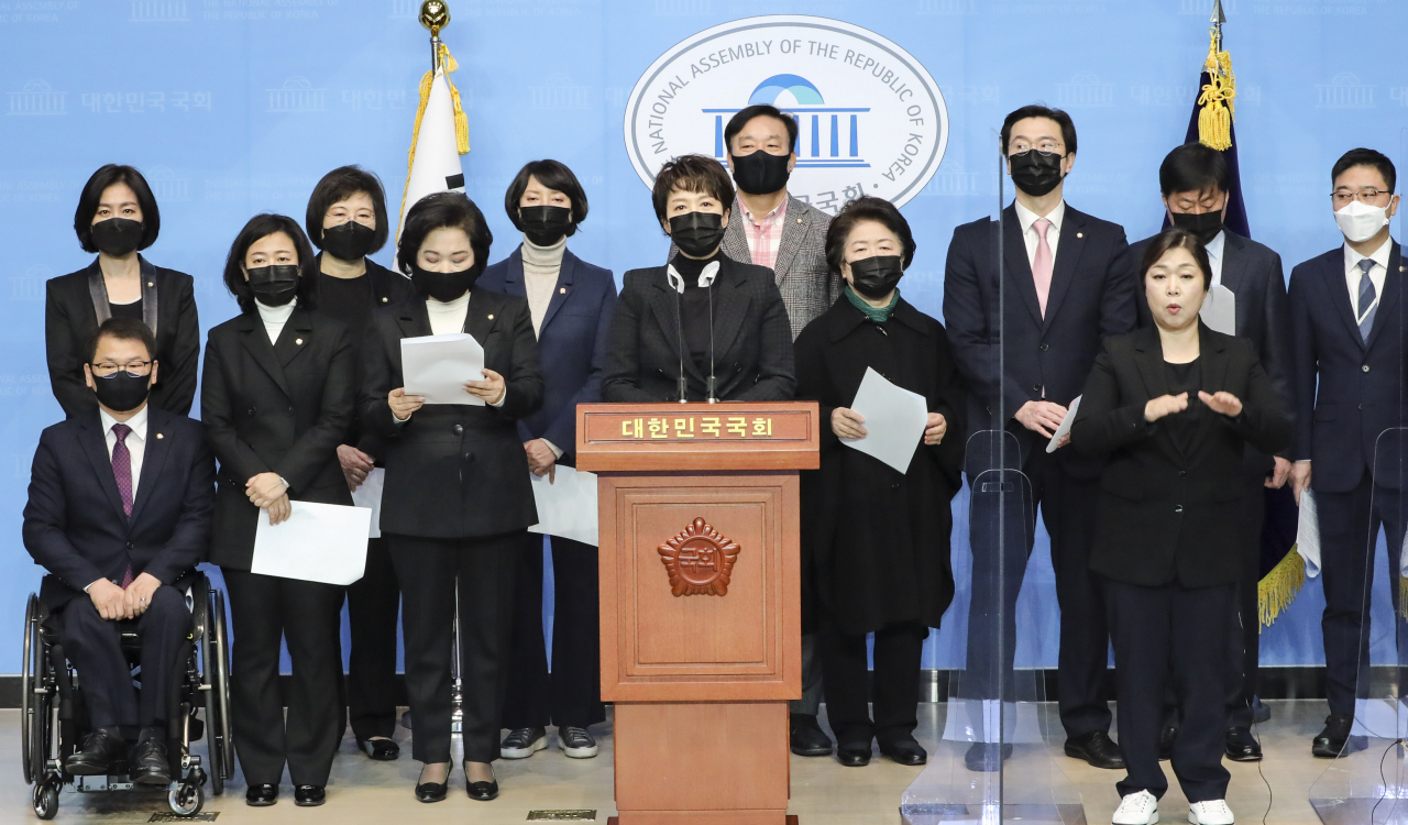 김은혜 의원을 비롯한 국민의힘 초선의원들이 27일 오전 서울 여의도 국회 소통관에서 추미애 법무부 장관의 윤석열 검찰총장에 대한 직무배제 징계청구, 월성 1호기 경제성 평가 등과 관련해 기자회견을 하고 있다. [헤럴드경제=이상섭 기자]