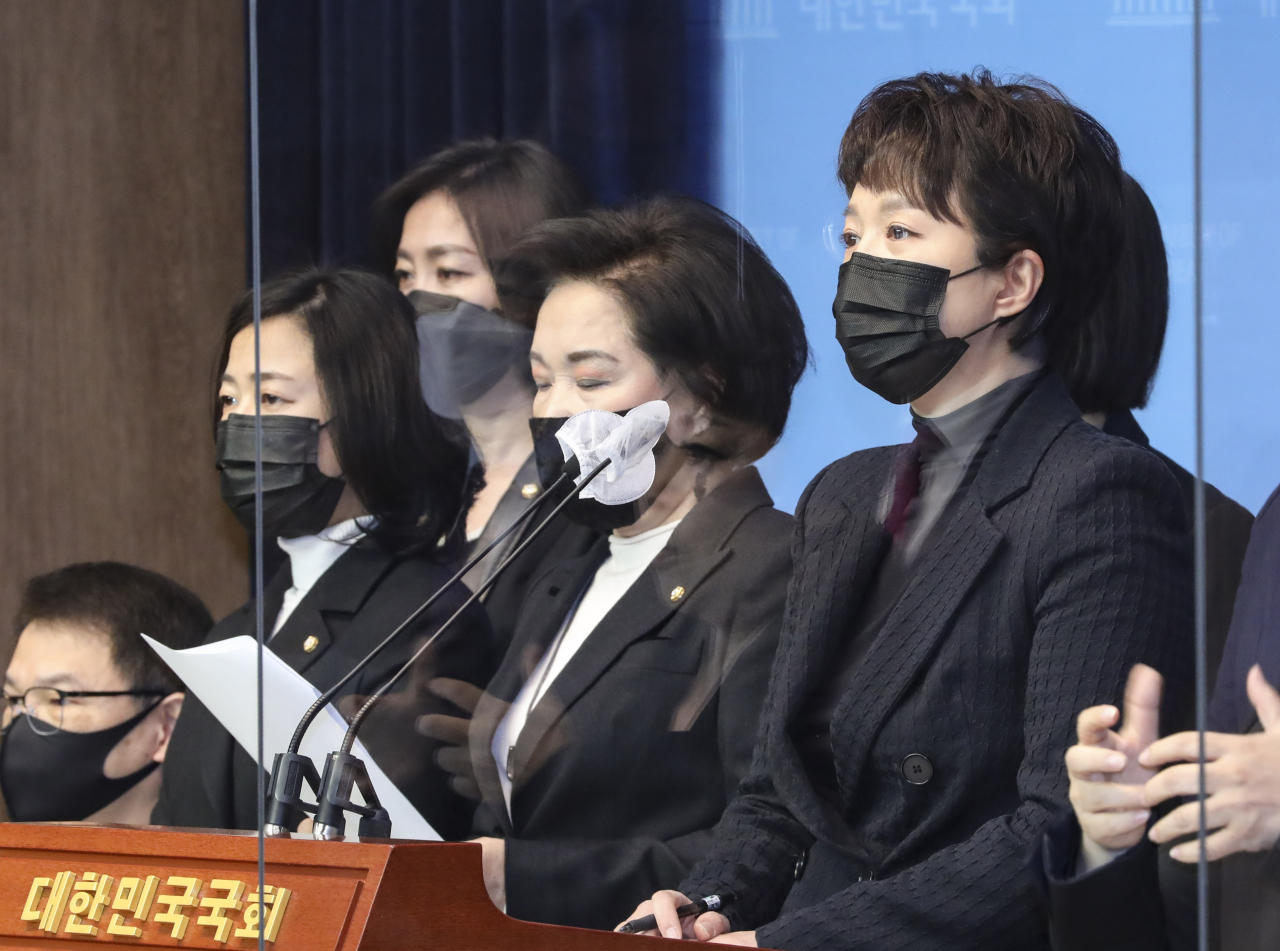 김은혜 의원을 비롯한 국민의힘 초선의원들이 27일 오전 서울 여의도 국회 소통관에서 추미애 법무부 장관의 윤석열 검찰총장에 대한 직무배제 징계청구, 월성 1호기 경제성 평가 등과 관련해 기자회견을 하고 있다. [헤럴드경제=이상섭 기자]
