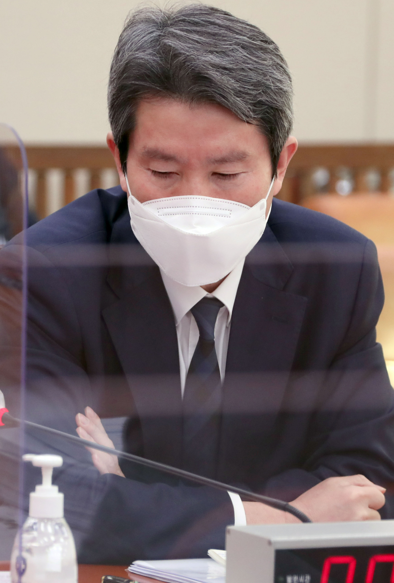 이인영 통일부 장관이 연일 대북 코로나19 백신·치료제·식량·비료 등 지원 의지를 밝히며 대북 유화 손짓을 보내고 있다. 이 장관이 26일 국회 외교통일위원회 전체회의에서 자료를 살펴보고 있다. [연합]