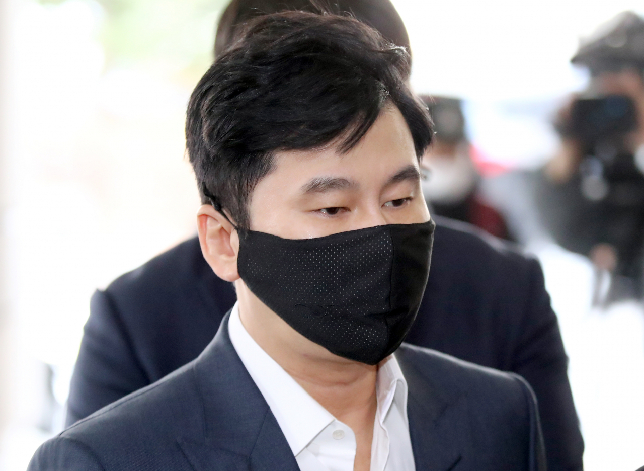 해외 원정도박 혐의를 받는 양현석 전 YG엔터테인먼트 대표 프로듀서가 27일 오전 서울 마포구 서울서부지법에서 열리는 선고 공판에 출석하고 있다. 검찰은 양 전 대표에게 벌금 1000만원을 구형했다. [연합]