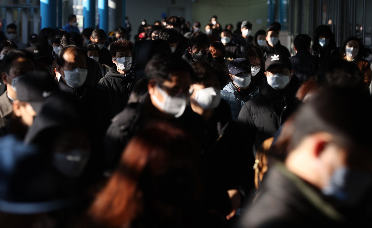 이틀째 신종 코로나바이러스 감염증(코로나19) 신규 확진자가 500명대를 기록한 27일 오전 서울 구로구 신도림역에서 시민들이 발걸음을 옮기고 있다. [연합]