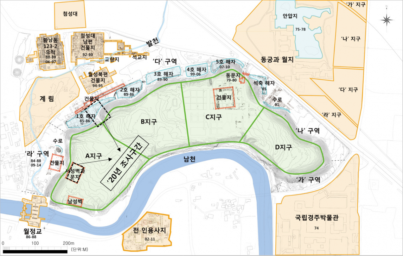 점선 박스 부분이 2019년 이후 올해까지 추가 조사한 구간. 제의 도로는 붉은색 가로 표시로 이 도로 수직으로는 첨성대-황남동-계림-월성 연결도로가 교차한다. 인신공희 유골이 발견된 지점은 서쪽 서성벽이다.
