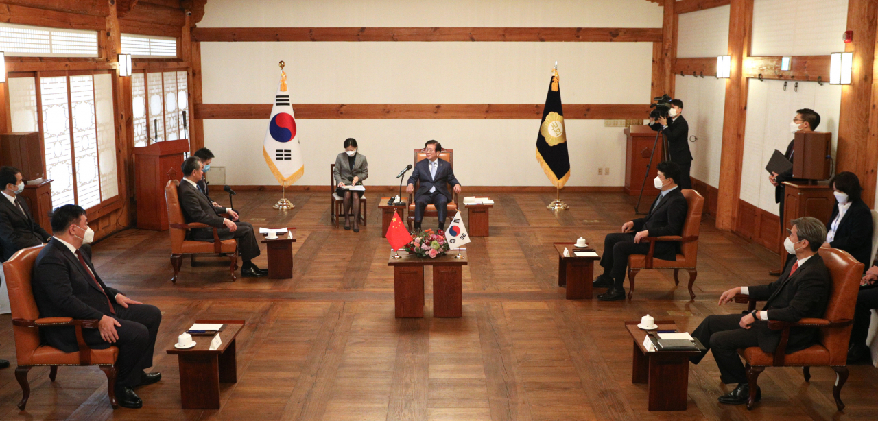 박병석 국회의장(가운데)이 지난해 11월 27일 국회 사랑재에서 예방한 왕이 중국 외교부장을 접견하고 있다. [연합]