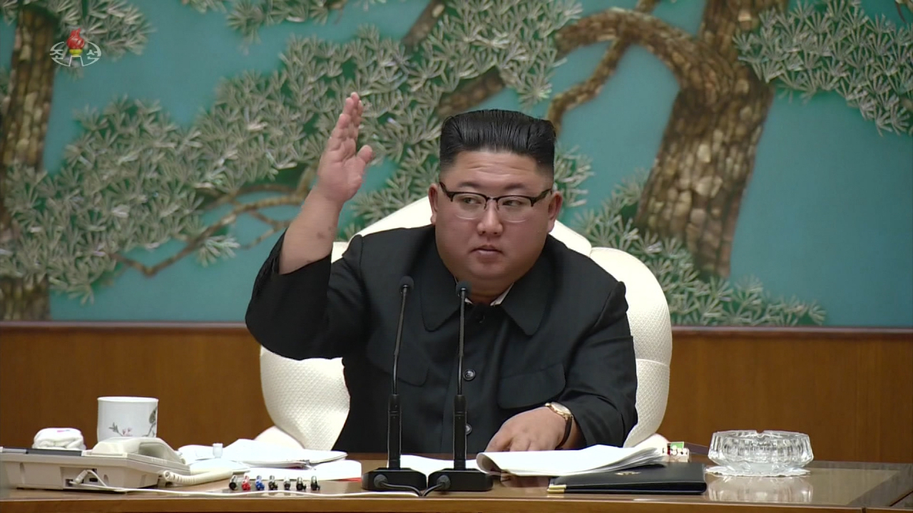 김정은 북한 노동당 위원장이 지난 15일 당 중앙위원회 본부청사에서 정치국 확대회의를 주재했다. 이날 회의에서는 평양의대 당위원회의 범죄 행위와 신종 코로나바이러스 감염증(코로나19) 방역 강화방안을 논의했다. [조선중앙TV 화면, 연합]