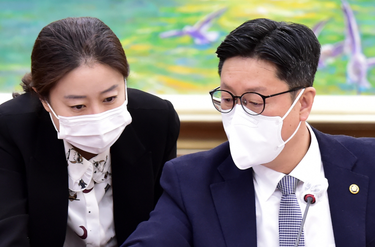 김재신 공정거래위원회 부위원장이 25일 서울 여의도 국회 정무위원회 법안심사제2소위원회에 출석, 관계자와 대화하고 있다. [연합]