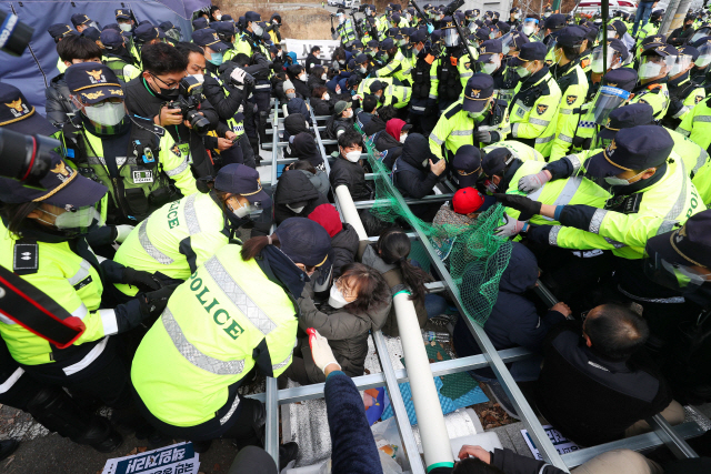 27일 경북 성주 사드(THAAD·고고도미사일방어체계)기지에 공사 자재 반입을 놓고 국방부와 이를 반대하는 사람들 사이에 충돌이 발생했다.