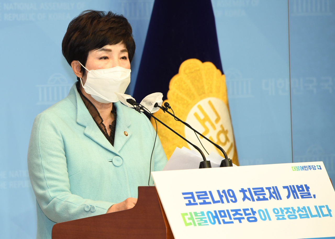 전혜숙 더불어민주당 국난극복 K-뉴딜위원회 공동위원장이 27일 국회 소통관에서 코로나19 치료제·백신 임상시험 참여운동 기자회견을 하고 있다. 이상섭 기자 babtong@heraldcorp.com