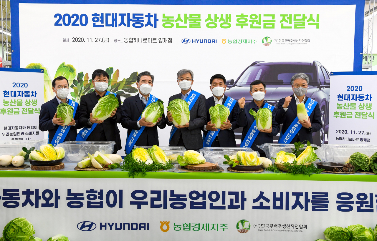(왼쪽부터) 현대자동차 이준택 상무, 현대자동차 유원하 전무, 현대자동차 장재훈 부사장, 농협경제지주 장철훈 대표이사, 한국무배추생산자연합회 김경채 회장, 농협유통 정연태 대표이사, 농협경제지주 하명곤 회원경제지원본부장이 기념 촬영을 하고 있다. [현대차 제공]