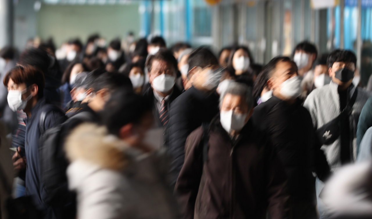 지난 27일 서울 신도림역에서 시민들이 발걸음을 옮기고 있다. 사진은 기사와 연관 없음. [연합]
