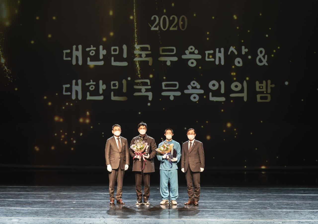 (사)한국무용협회 조남규 이사장, 이대건, 최종인, 오영우 문화체육관광부 제1차관(왼쪽부터) [한국무용협회 제공]
