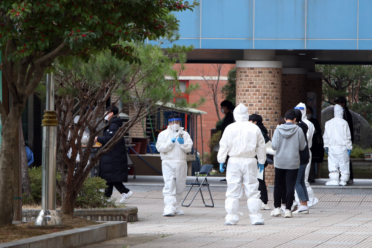 27일 오후 광주 광산구 한 중학교에 설치된 선별진료소에서 학생들이 신종 코로나바이러스 감염증(코로나19) 진단검사를 받고 있다. 보건 당국은 이 학교 재학생 1명이 코로나19 확진 판정을 받자 학생과 교직원을 대상으로 전수 검사에 들어갔다. 연합뉴스
