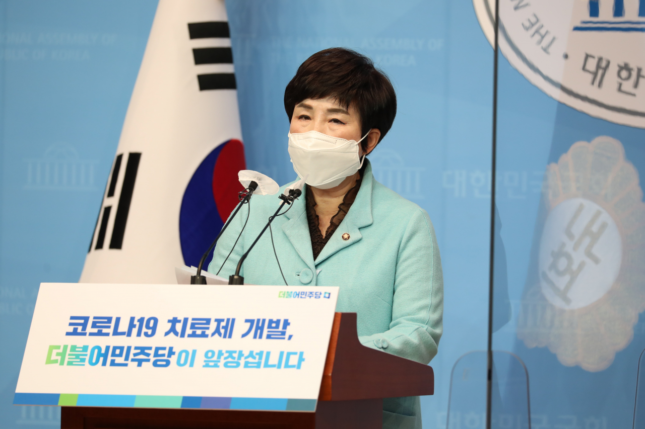 전혜숙 더불어민주당 국난극복 K-뉴딜위원회 공동위원장이 27일 국회 소통관에서 코로나19 치료제·백신 임상시험 참여운동 기자회견을 하고 있다. [연합]