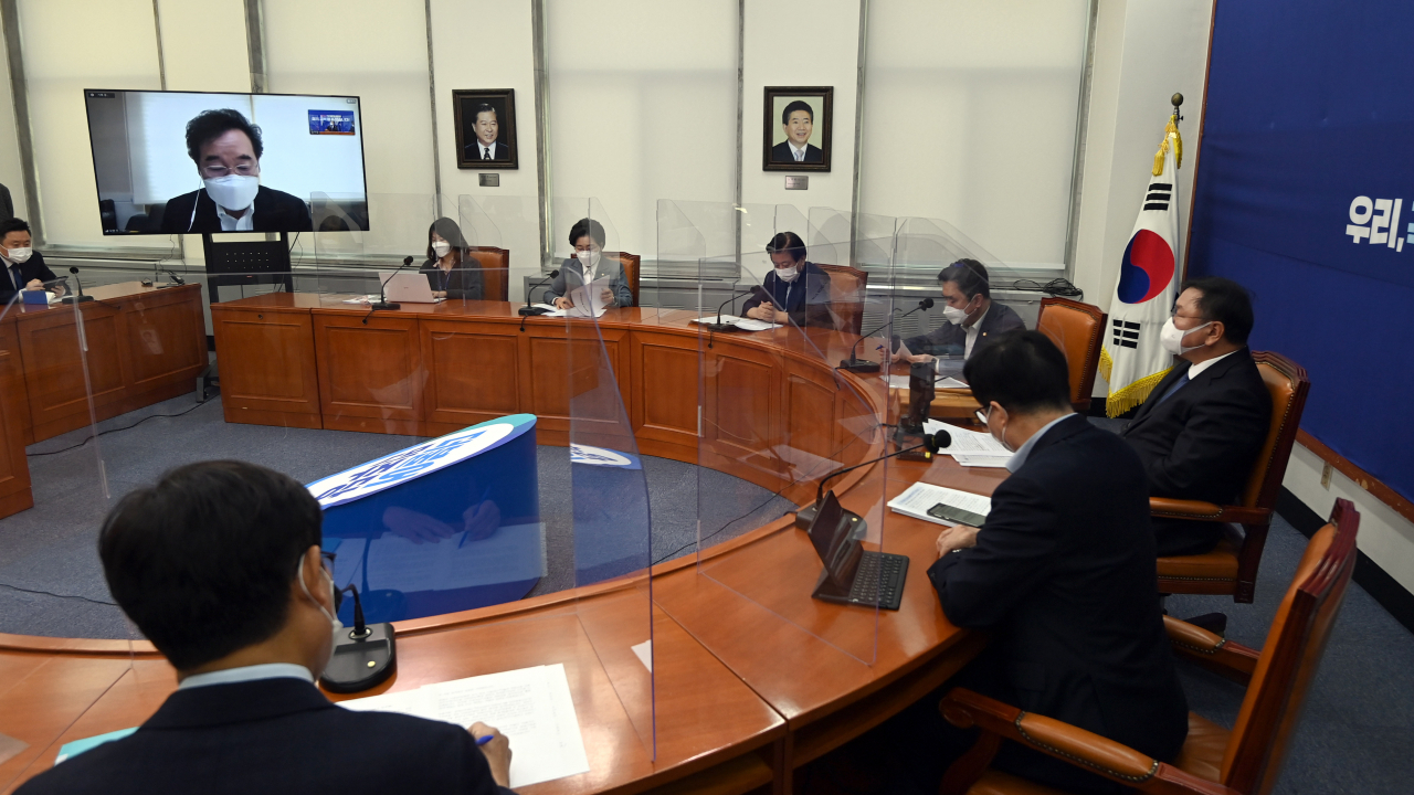 이낙연 더불어민주당 대표가 27일 오전 국회에서 열린 최고위원회의에서 화상으로 참석해 발언하고 있다. 이상섭 기자 babtong@heraldcorp.com