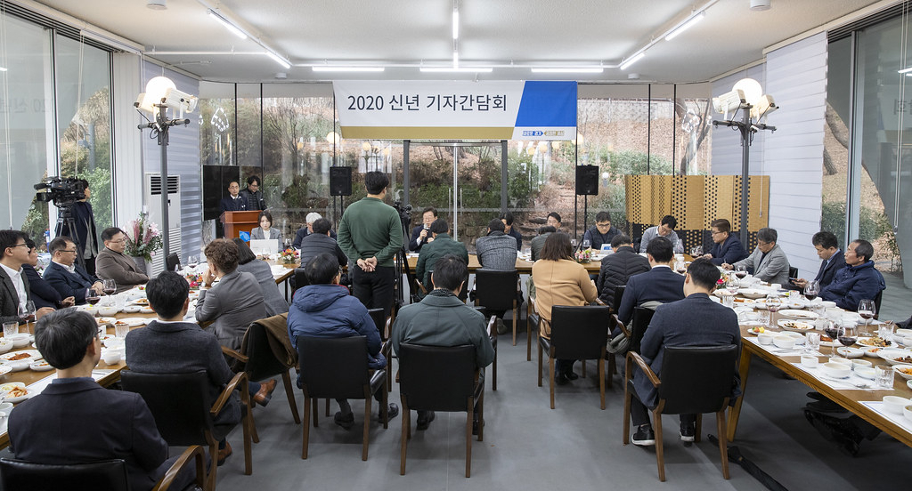 2020년 1월6일 경기도지사 공관 대연회장에서 열린 2020 신년 출입언론(중앙·경제통신) 오찬 간담회에서 이재명 경기도지사가 경기도청 출입 언론인들과 간담회를 하고 있다.[경기도청 제공}