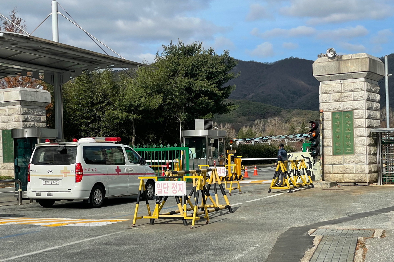 An ambulance enters Sangmudae Artillery School in Jangseong, 310 kilometers south of Seoul on Saturday morning. (Yonhap)