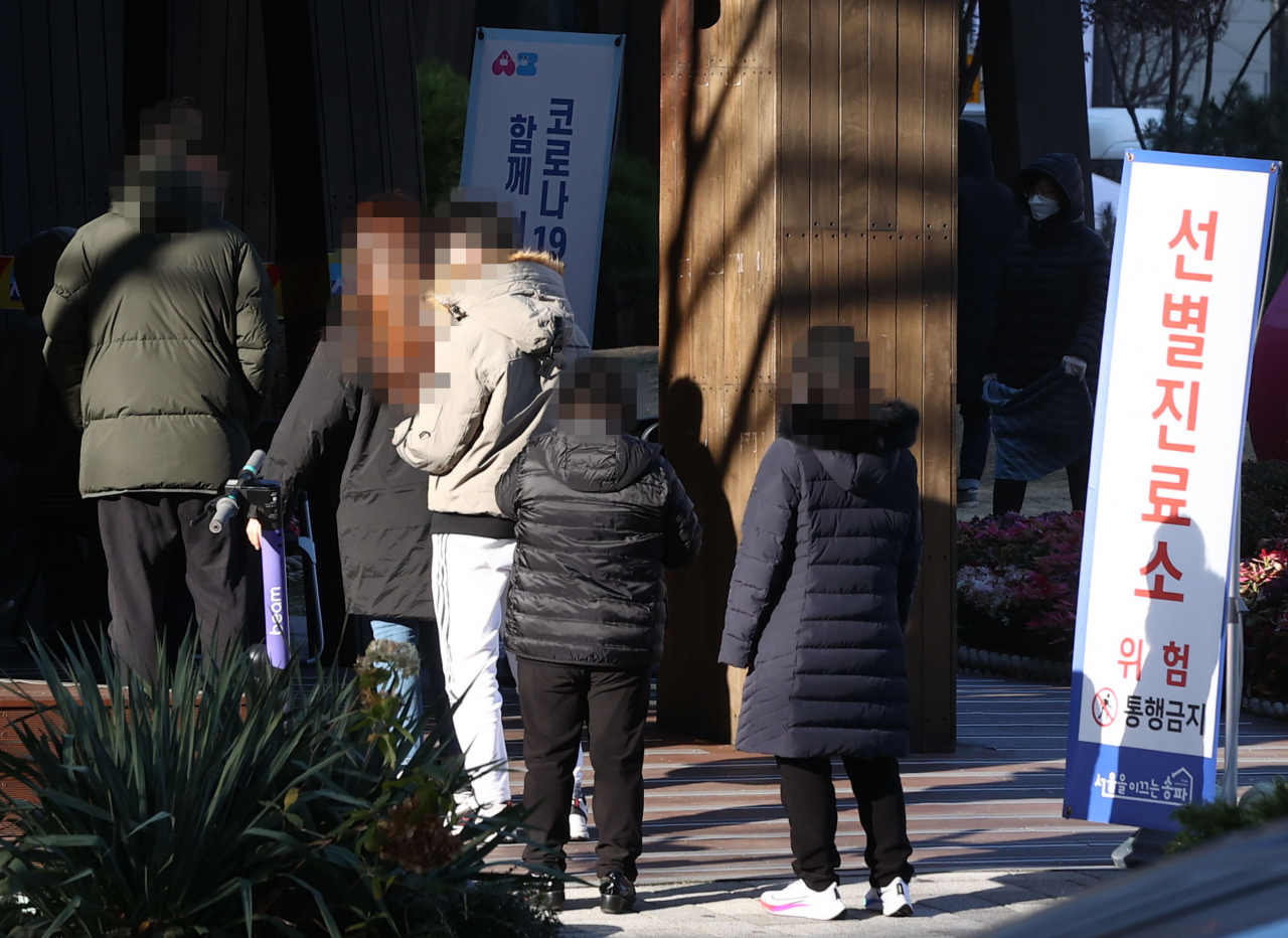 신종 코로나바이러스 감염증(코로나19) 확산이 계속되는 가운데 28일 오전 서울 송파구청에 마련된 선별진료소에 시민들이 줄을 서있다 . 연합뉴스